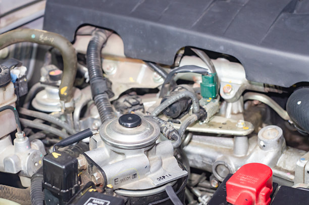 发动机、汽车和各种部件的特写照片。图片下载