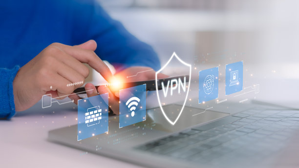 女性使用虚拟屏幕上带有VPN图标的智能手机连接到VPN网络，并安全地访问互联网，这是一种虚拟专用网络协议概念。图片下载