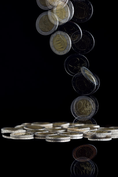 黑色背景下的欧元硬币图片下载