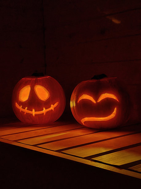 用爱手工制作的万圣节南瓜头，在黑暗中发光图片下载