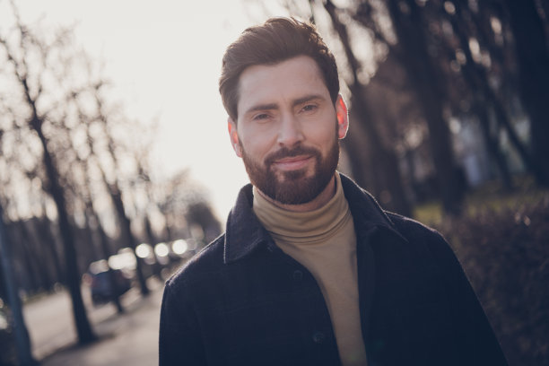 照片英俊迷人的好男人穿着时尚的衣服走在城市中心街道秋天的天气天户外图片下载