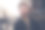 照片英俊迷人的好男人穿着时尚的衣服走在城市中心街道秋天的天气天户外图片下载