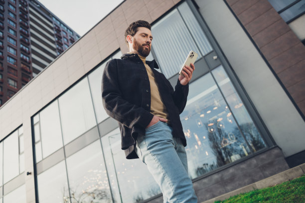 帅气的好男人穿着时髦的衣服的照片城市街头秋日外交流小工具图片下载