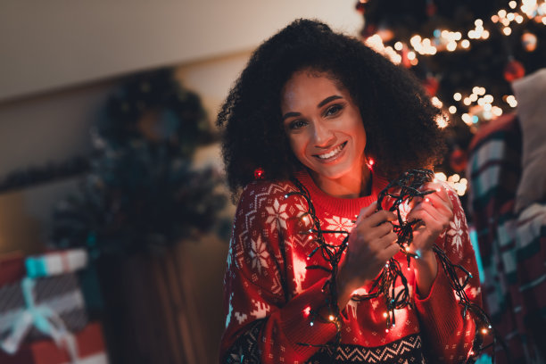 可爱开朗的女孩有乐趣的照片，花环，穿着装饰，服装，舒适的圣诞派对装饰，宽敞的房子，室内房间图片下载