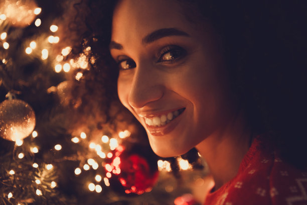可爱开朗的女孩欢快的微笑的照片圣诞树装扮装饰服装舒适的圣诞晚会装饰宽敞的房子室内房间图片下载