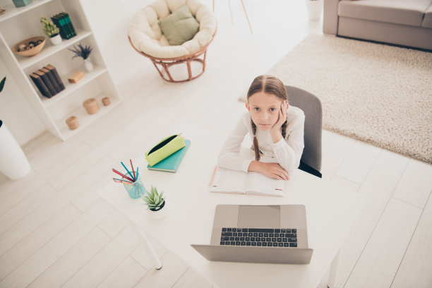 上图是可爱的小女孩的照片，在线学习，笔记本电脑，书桌，现代室内公寓图片下载