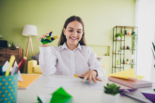 十几岁的照片可爱的女儿画手掌有乐趣的纸印刷穿校服远程教育家庭教育孤立的室内背景图片下载