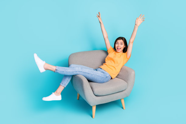 震惊的女士举起双手支持足球队观看电视比赛的完整照片，孤立在蓝色背景上图片下载