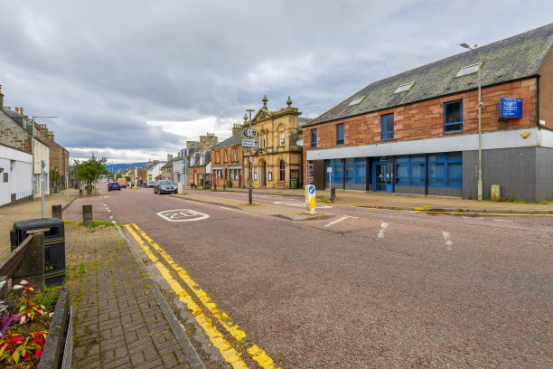 历史悠久的商业街，位于苏格兰因弗内斯附近的罗斯和克罗马蒂高地的港口城市因弗戈登，是购物、咖啡馆和商业的主要街道。图片下载