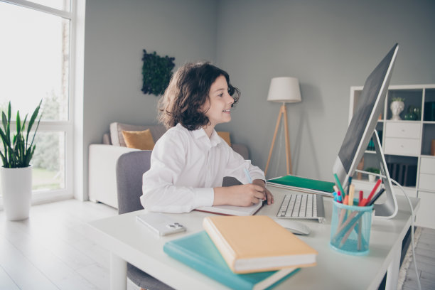 可爱聪明的小男孩的照片小学生学习写作家庭作业听力课房子室内室内图片下载