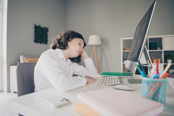 可爱可爱的困倦的小男孩小学生穿着白衬衫制服在家里公寓室内学习的照片图片下载
