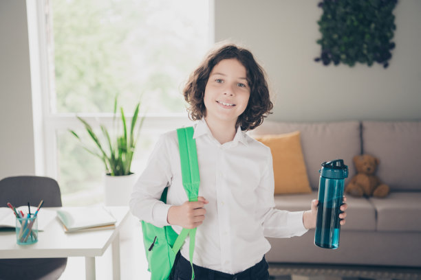 照片中可爱可爱的小男孩穿着白衬衫上学，9月1日在公寓室内图片下载