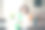 照片中可爱可爱的小男孩穿着白衬衫上学，9月1日在公寓室内图片下载