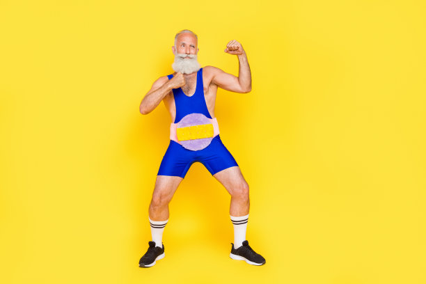 全身尺寸的照片时髦的鬼脸拳击手职业拳击手拳头戴腰带冠军与抽象的对手孤立的黄色背景图片下载