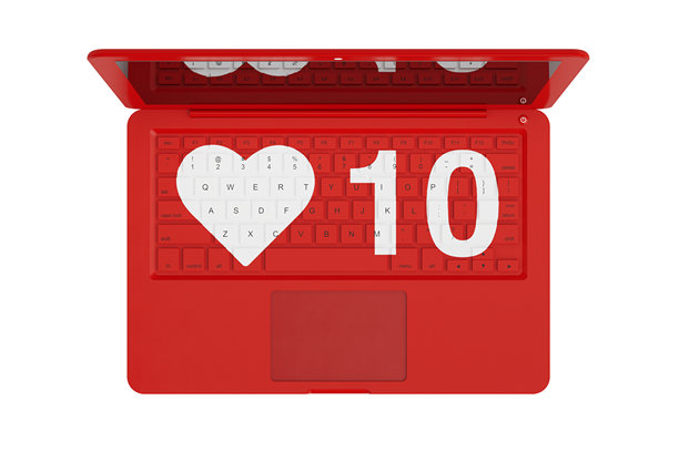 现代笔记本电脑顶部视图与社交媒体网络爱和喜欢的心。3d渲染图片下载