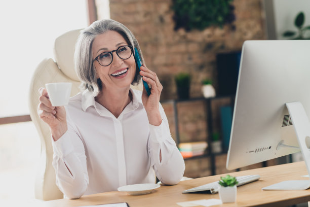 迷人的梦幻女特工照片戴眼镜白衬衫沟通现代设备在室内喝茶工作车间图片下载