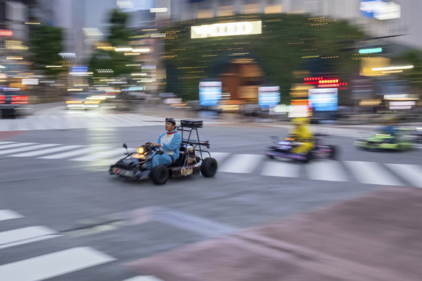新宿十字路口的卡丁车图片下载