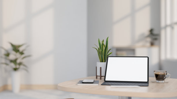 在一间极简主义的白色房间里，一张木桌上摆放着一个数字平板电脑模型和一个无线键盘。图片下载