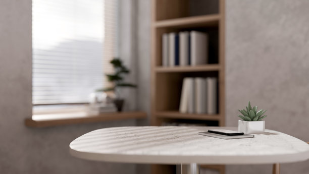 在现代阁楼房间的大理石桌子上展示产品的空间。图片下载