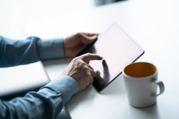 商务人士在办公场所使用平板电脑图片下载