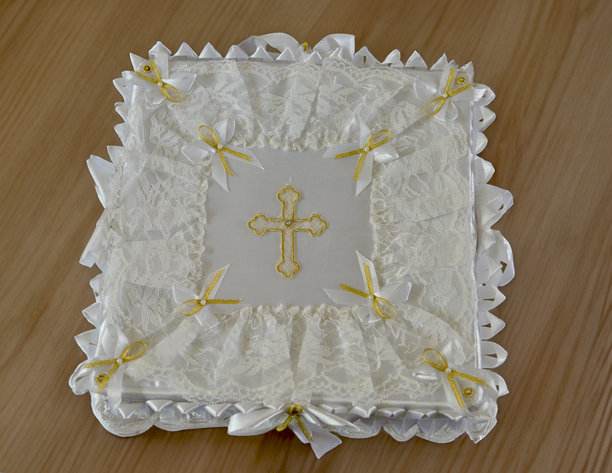 洗礼白盒子的近景在质朴的木制背景上，顶部的照片有文字空间图片下载