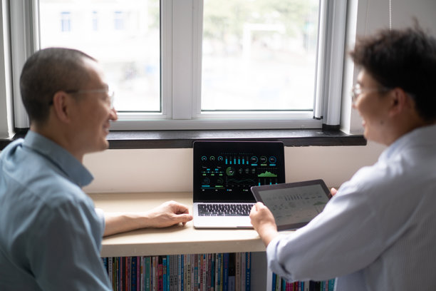 商务人士使用平板电脑沟通图片下载