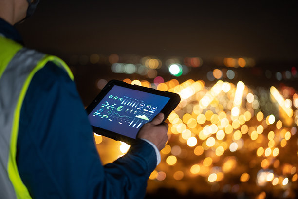 技术人员在户外使用平板电脑工作图片下载