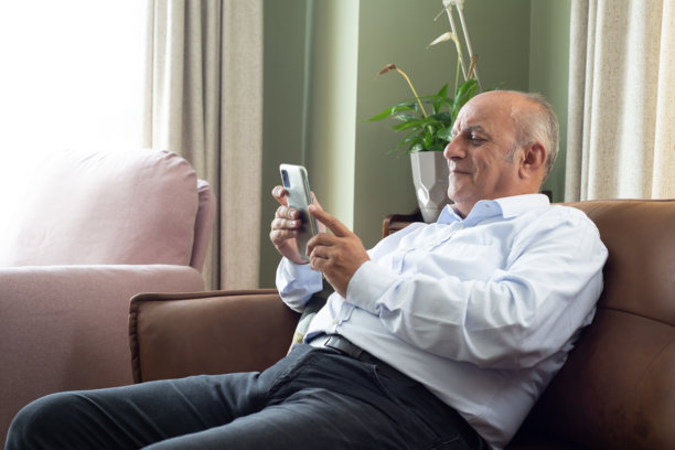 一个用加密货币交易的人图片下载