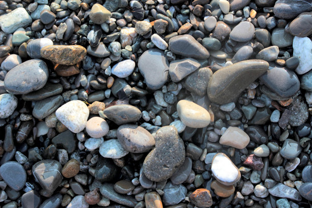 石头纹理的背景。卵石海滩照片。图片下载