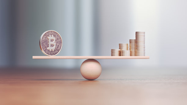 比特币符号和金属硬币在木制平衡尺度的景深图片下载