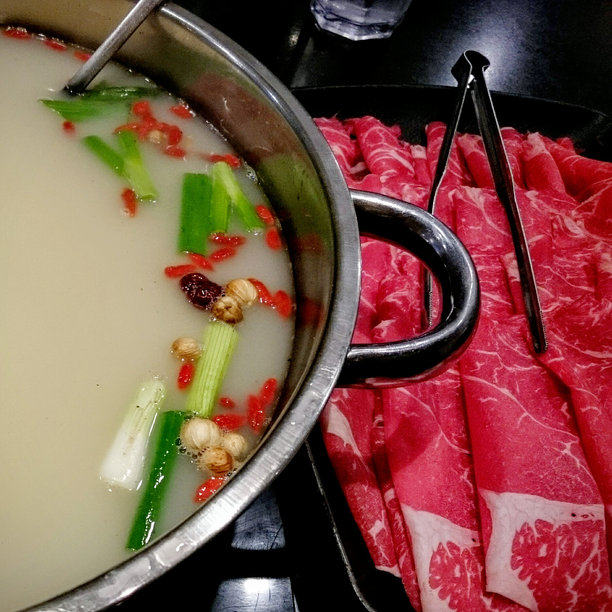 牛肉汽船菜的高视角图片下载