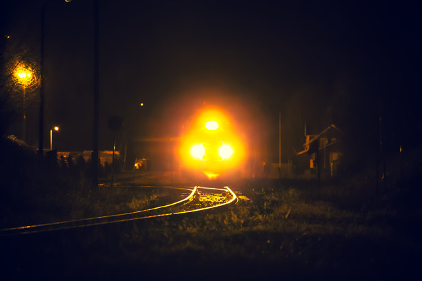 黑暗中的火车灯。图片来自芬兰索特卡莫。图片下载