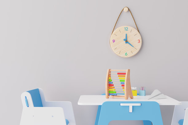 明亮而简约的儿童学习区，墙上有复制空间。时尚的蓝色椅子，白色的桌子和木制的挂钟，创造了一个干净的教育环境。3 d渲染。图片下载
