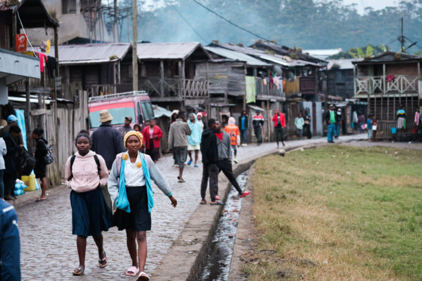 马达加斯加安达西贝村的日常生活，当地人沿着木房子附近的街道散步图片下载