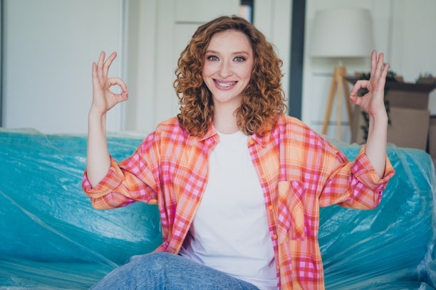 照片开朗可爱可爱的女人买新公寓公寓客厅装修装修室内ok的标志图片下载