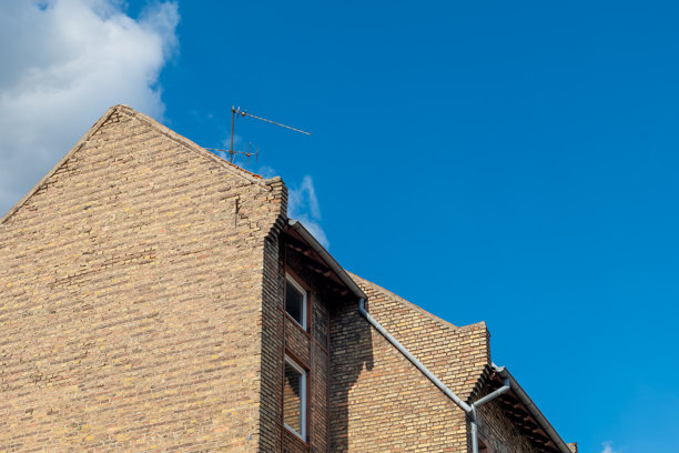 砖房，有烟囱，顶上有电视天线图片下载