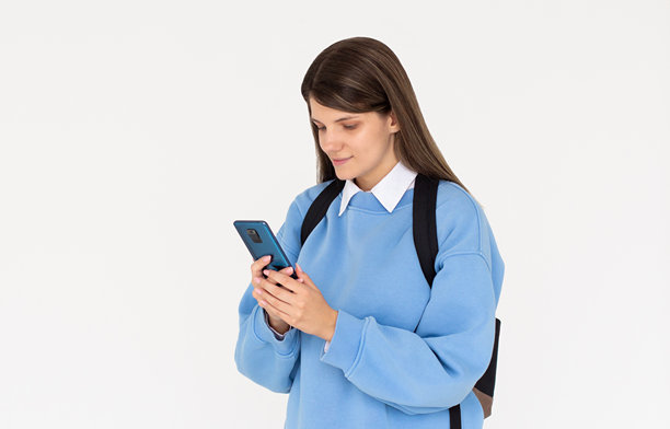 年轻的白人女大学生的照片在白色的背景图片下载