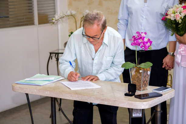 伴郎签署文件-节日和庆祝活动图片下载