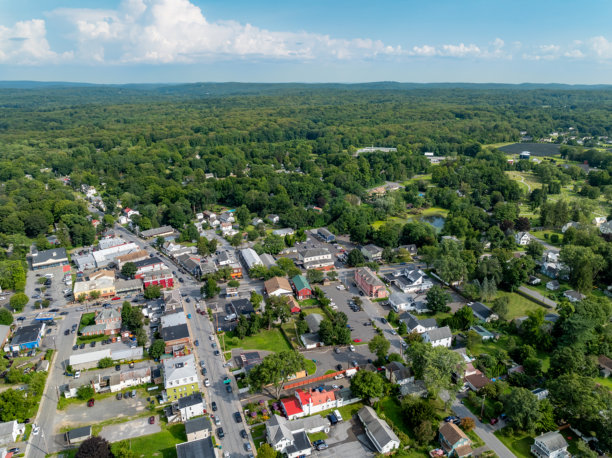 阳光明媚的夏日午后，美国纽约州红钩附近地区的航拍照片图片下载