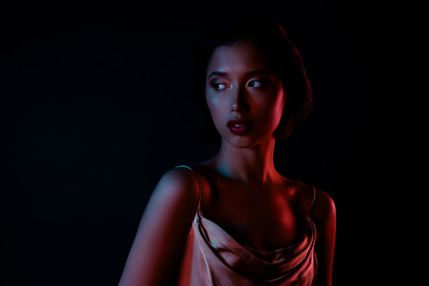 照片梦幻闪亮的女人穿着性感的上衣庆祝圣诞节空白空间孤立的黑色背景图片下载