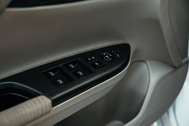 带有控制台按钮的汽车内饰门板图片下载