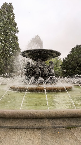 2023年10月7日，德国德累斯顿:水从公园里华丽的喷泉中优雅地飞溅出来。垂直移动照片。sstkvertical图片下载