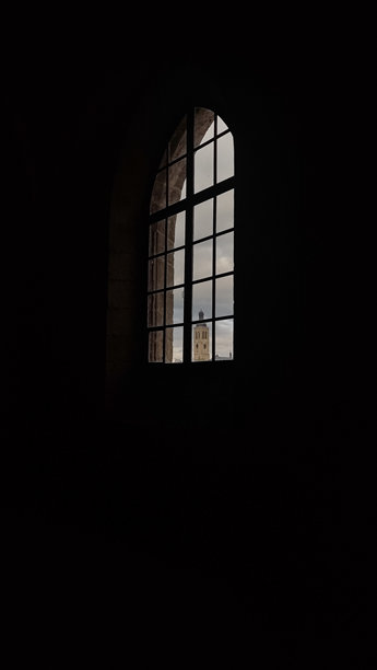 圣巴巴拉斯教堂阴暗的拱形窗户映衬出阴天的轮廓。手机照片图片下载