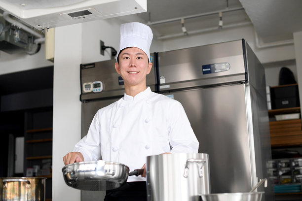 亚洲年轻男性厨师在厨房做饭图片下载