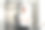 一位年轻的亚洲男厨师在厨房里交叉着双臂图片下载