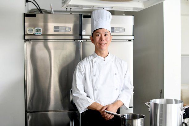 亚洲年轻男性厨师在厨房做饭图片下载