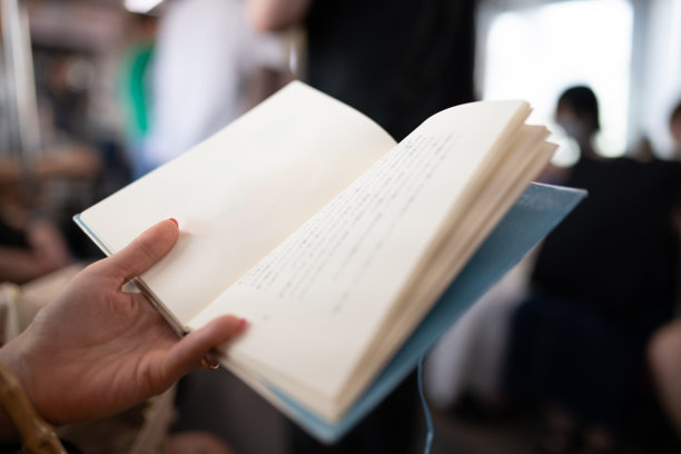 一个女人读书的双手图片下载