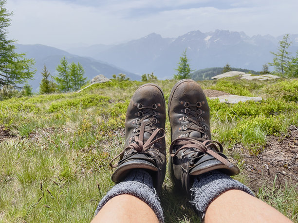 一双老式的登山靴图片下载