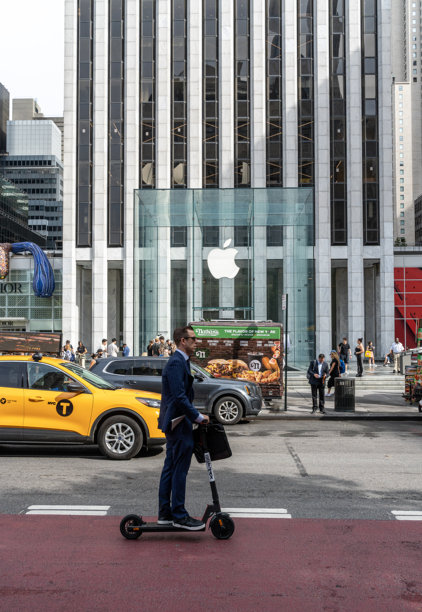 纽约最受欢迎的购物街第五大道上熙熙攘攘的人群和交通图片下载