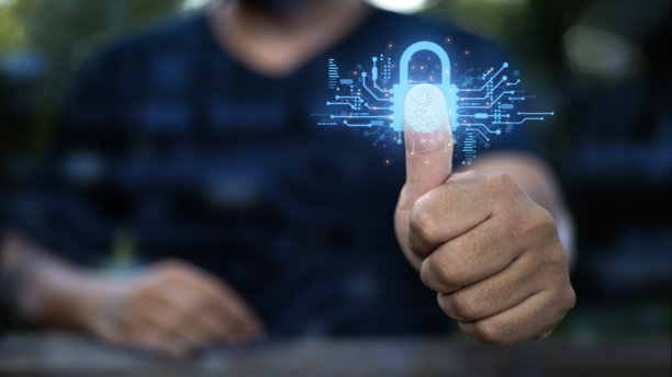 一名男子竖起大拇指扫描安全系统。图片下载